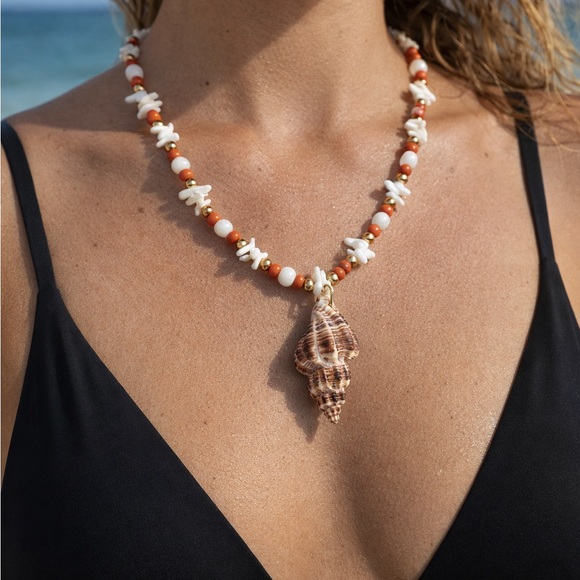 Ocean Muse Shell Necklace - Picture 1 of 8